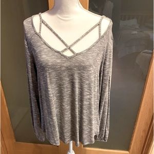 Maurice’s black and white crisscross